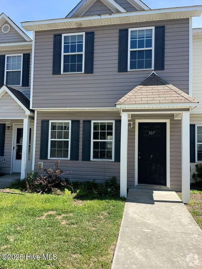 Building Photo - Charming 2 Bedroom Townhouse Unit 7