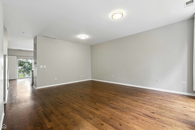 346 E 25th Pl
