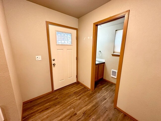 Photo - Updated Townhouse in Ellenbsurg Unidad A