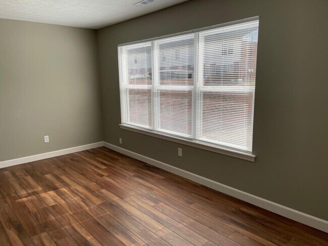 Photo - 5221 Ogilvie Ave