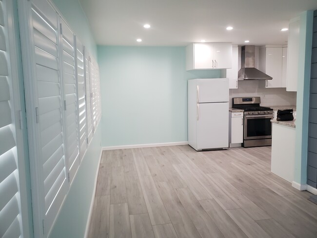 Building Photo - 12850 Moorpark St Unit 1 Rental