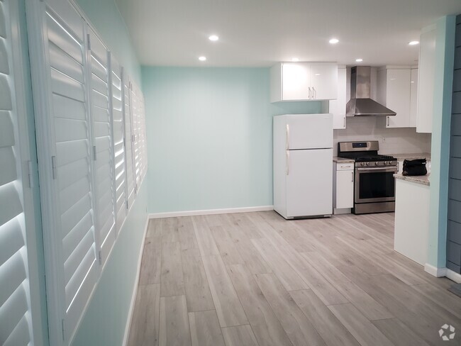 Building Photo - 12850 Moorpark St Unit 1 Rental