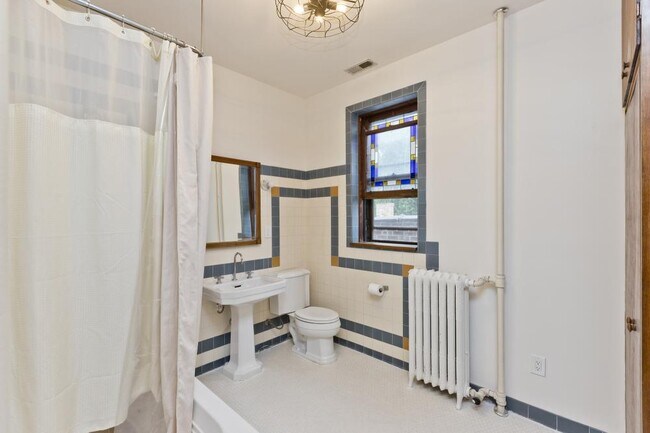 Photo - 3 bedroom in Chicago IL 60613 Unit 3