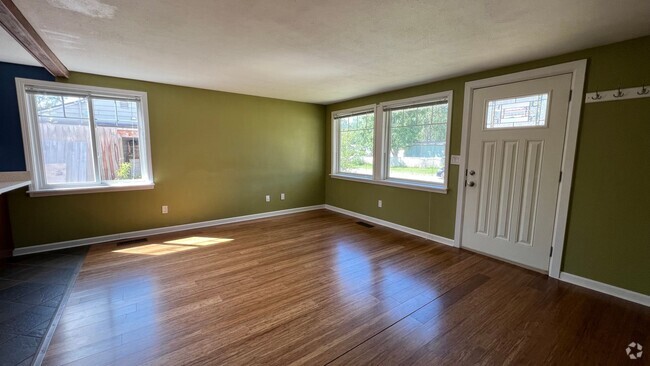 Building Photo - Super Cute 2 Bed, 1 bath, Ranch House in N...