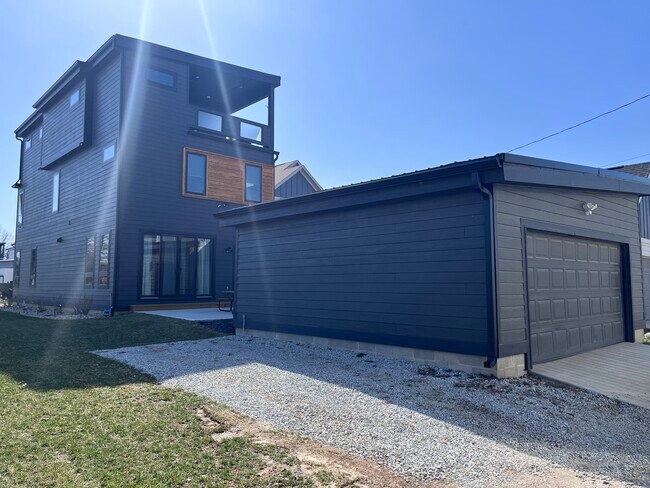 1 car spot - 1460 Spann Ave Unit 3rdfloor