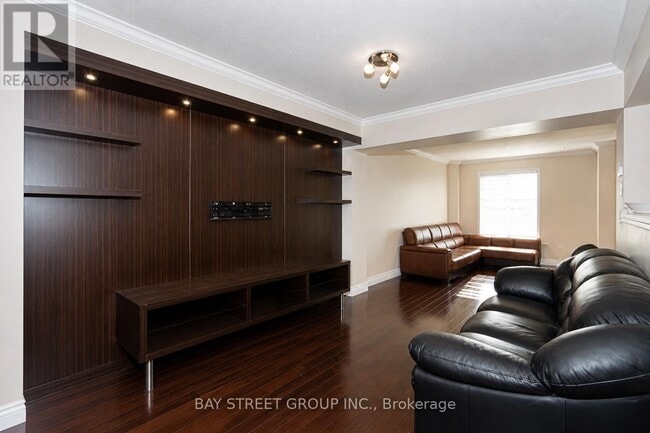 Photo - 506 Bur Oak Ave