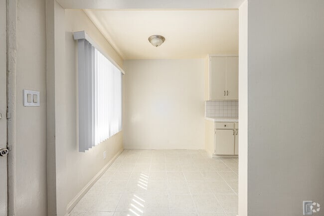 1BR, 1BA - 600SF - Dining Room