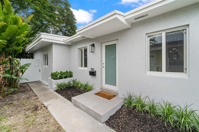 Building Photo - 3500 SW 25th St Unit Rear