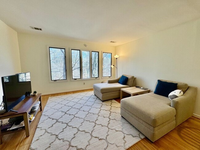 Building Photo - Mill Creek Townhome