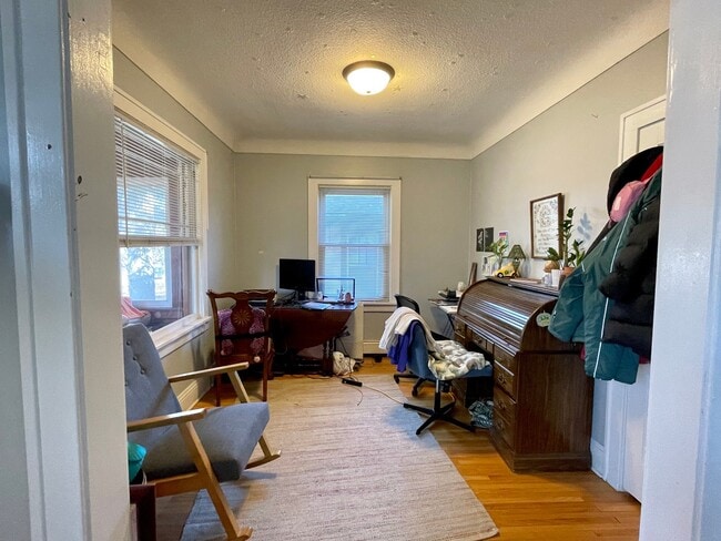 Photo - 2080 Roblyn Ave