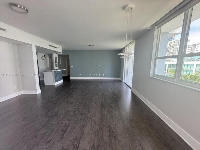 Building Photo - 5970 Indian Creek Dr Unit PH-3