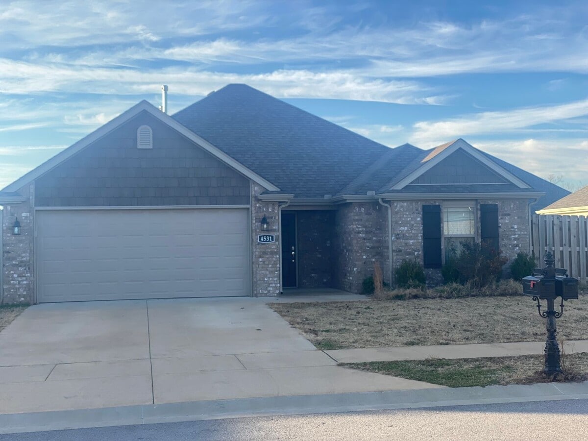 Photo - BEAUTIFUL FAYETTEVILLE HOME - CLOSE TO ALL SCHOOLS - FENCED IN YARD