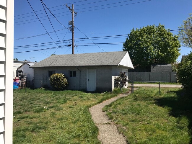 Photo - 6833 S Pine St