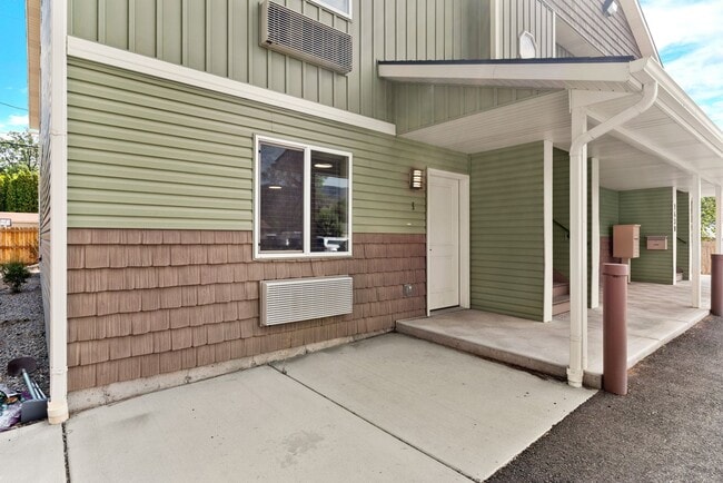 Photo - Move-In Ready 3BR Furnished Apartment Near ISU Unit 1