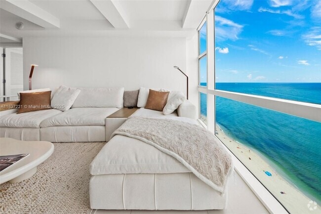 Building Photo - 6801 Collins Ave Unit LPH17 Rental