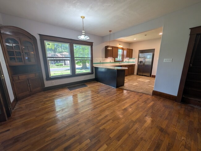 Photo - 300 SW Broadmoor Ave