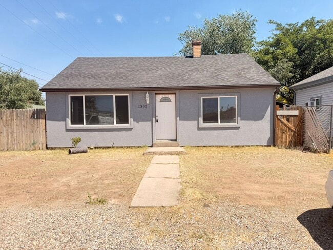Building Photo - Cute House - 3Bed 1Bath - ONE Block from CMU!!!
