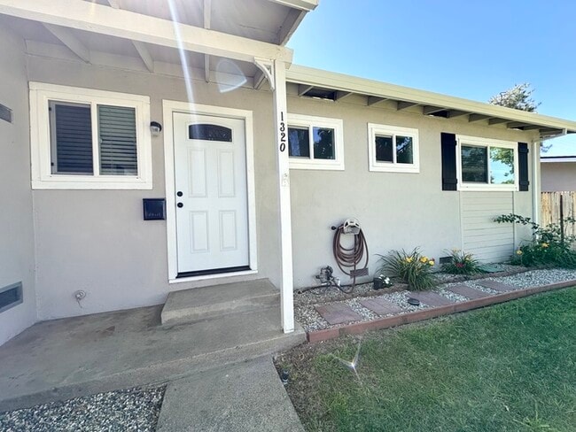 Photo - Beautiful three bedroom two bath home in Roseville!!