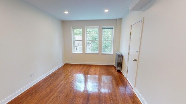 Building Photo - 123 Sutherland Rd Unit J Rental