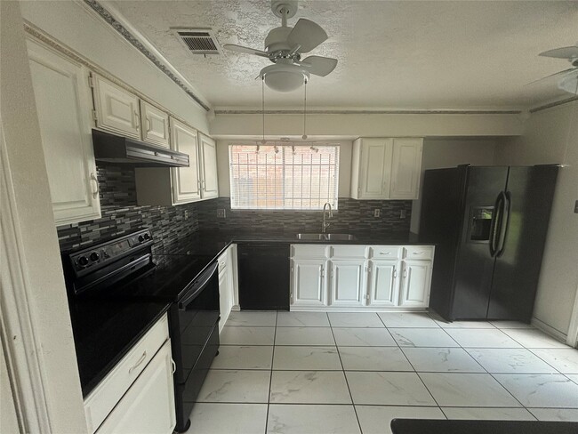 Building Photo - 12806 Fern Forest Dr