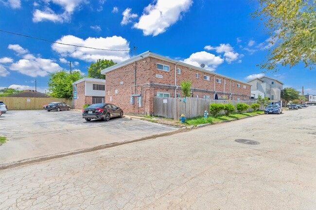 Building Photo - 2011 Marshall St Unit 02