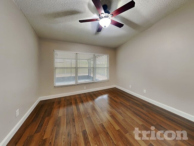 Photo - 1115 Hardwood Dr