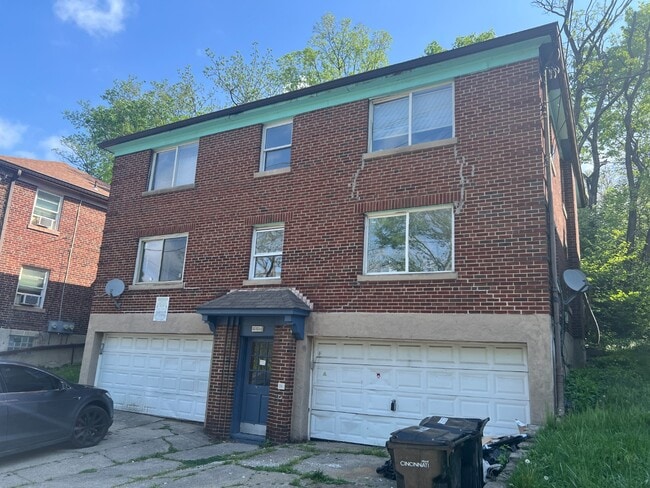 Building Photo - Spacious, Newly Updated 1-Bed Near UC & Downtown — Off-Street Parking, Radiant Heat Unit 4