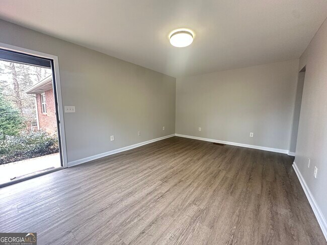 Photo - 1131 White Oak Dr