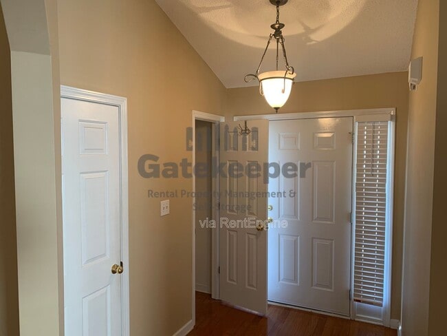 30 Courtyard Ln