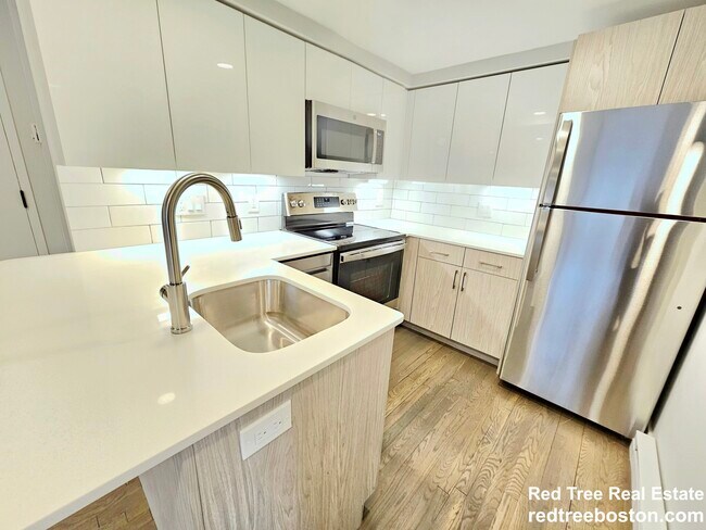 Building Photo - 320 Hammond Pond Pkwy Rental