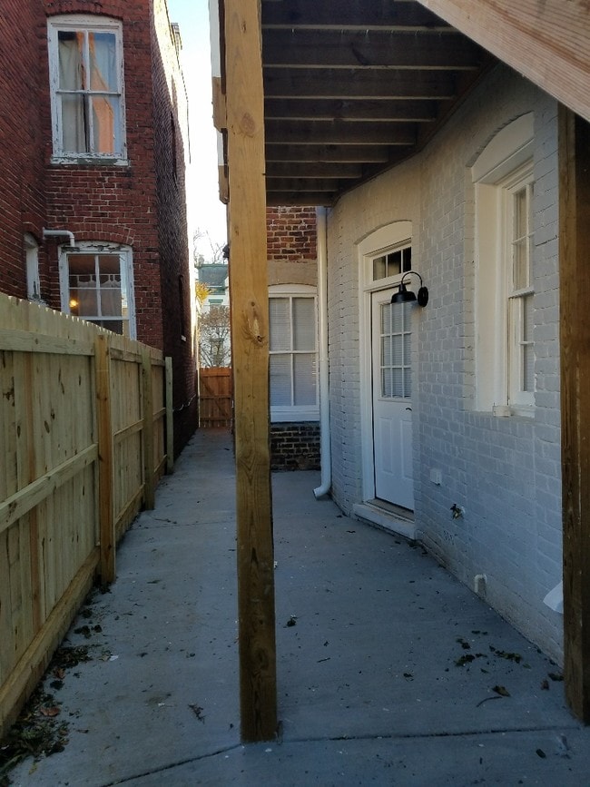 2606 W Main St