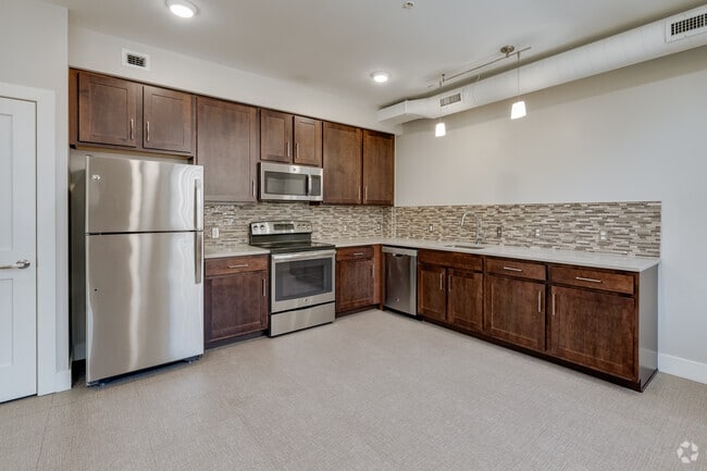 2 BR, 2 BA, 950 SF
