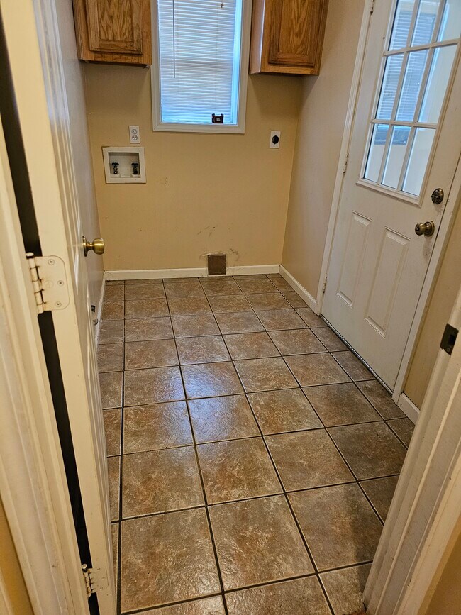 Laundry room - 206 Vail Dr