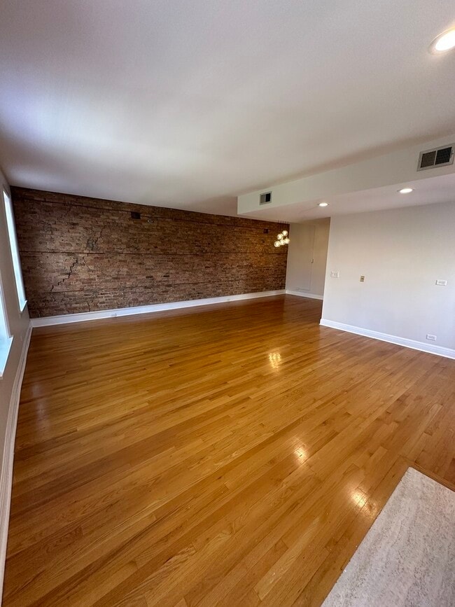 Photo - 536 N Clark St