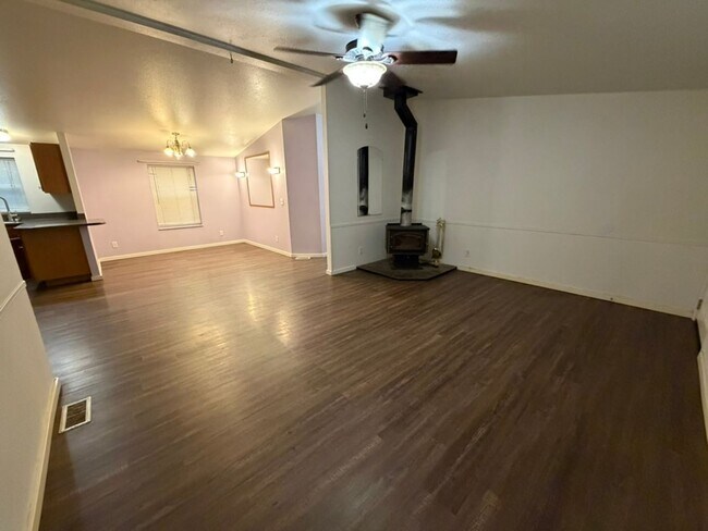 Photo - Large 3 Bedroom with Shop