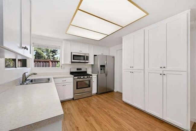 1904 Louis Dr