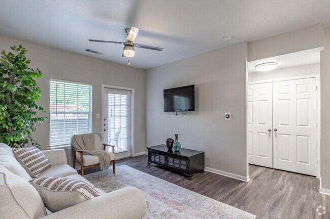 2BR, 2BA - 1,069SF