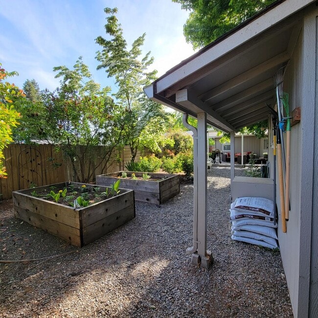 Photo - 3 bed 2 bath Home for Rent in Grants Pass