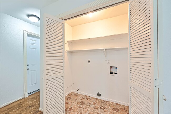 Photo - 2922 Lakefield Way