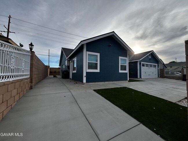 Photo - 3838 Balmont St