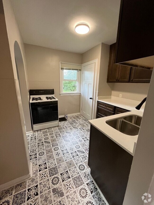 Building Photo - 2 Bedroom, 1.5 bath home in Waterloo