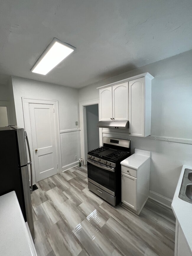 kitchen - 1304 N Morningside Dr NE Unit Right