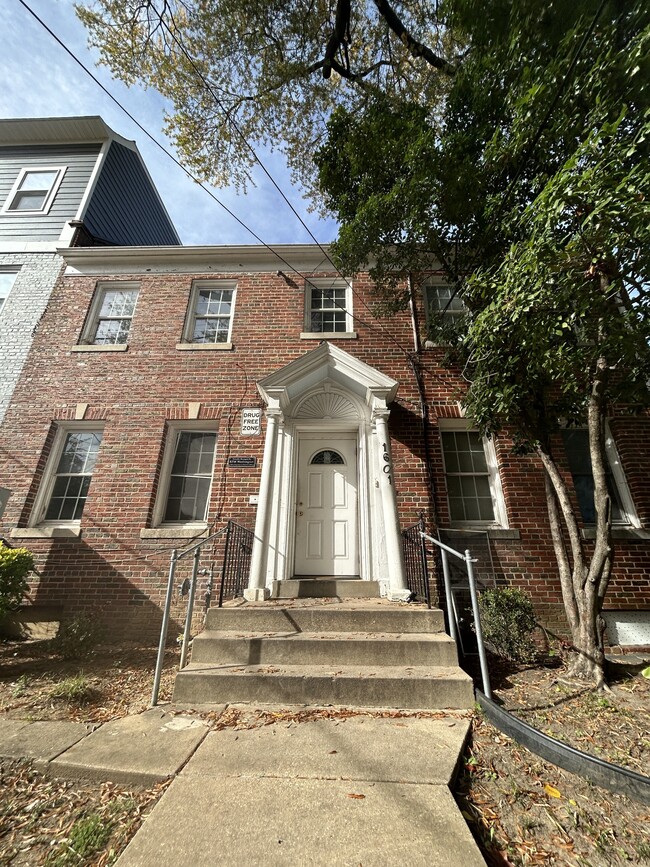 Building Photo - 1601 18th St SE Unit 3