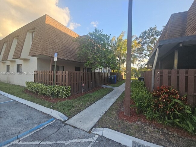 Building Photo - 253 San Remo Blvd
