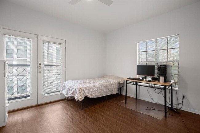 Photo - 1006 1/2 W 22nd St Unit 304