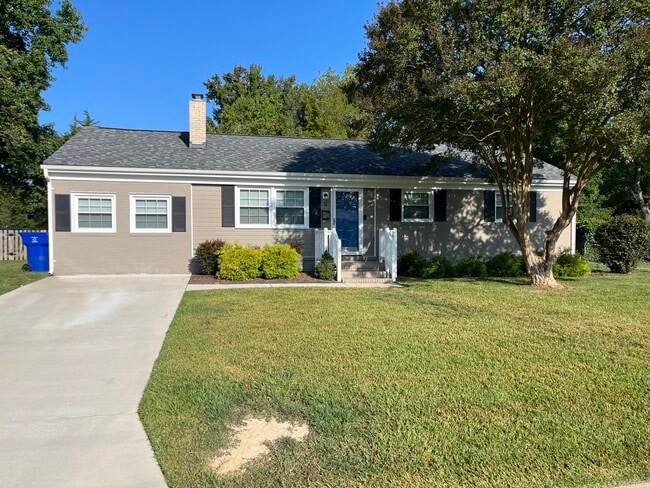 Front - 12 Fairway Ln House