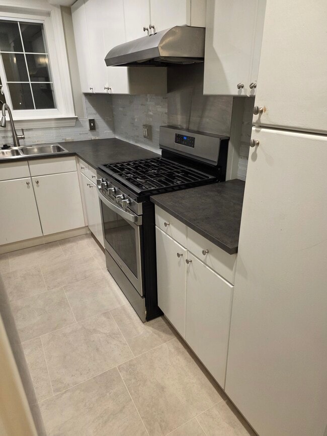 Recently renovated kitchen (5 years) - 3108 Wellington Rd