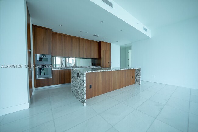 Building Photo - 175 SE 25th Rd Unit 2704