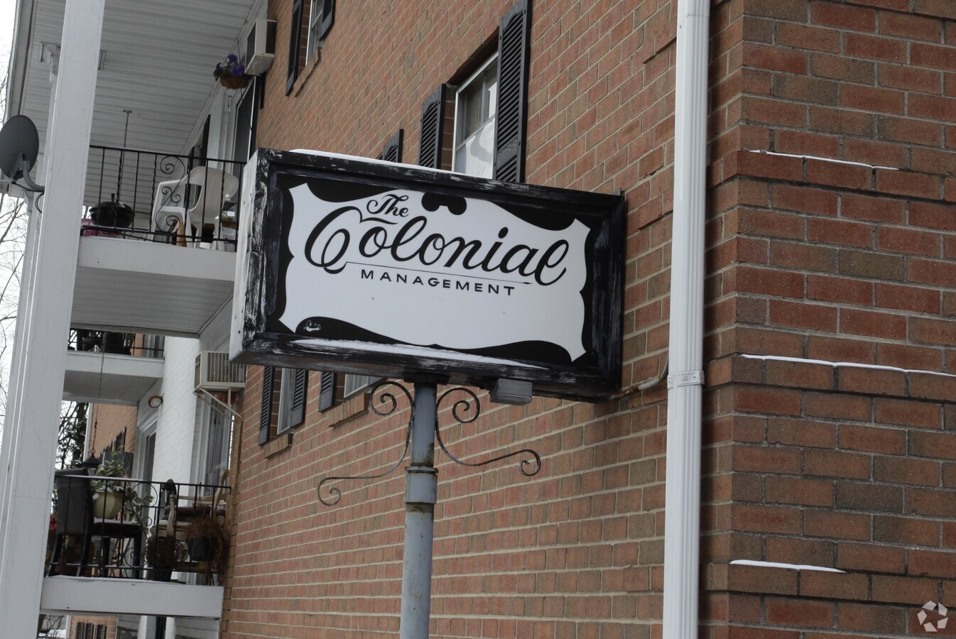 Colonial Apartments - Colonial Apartments