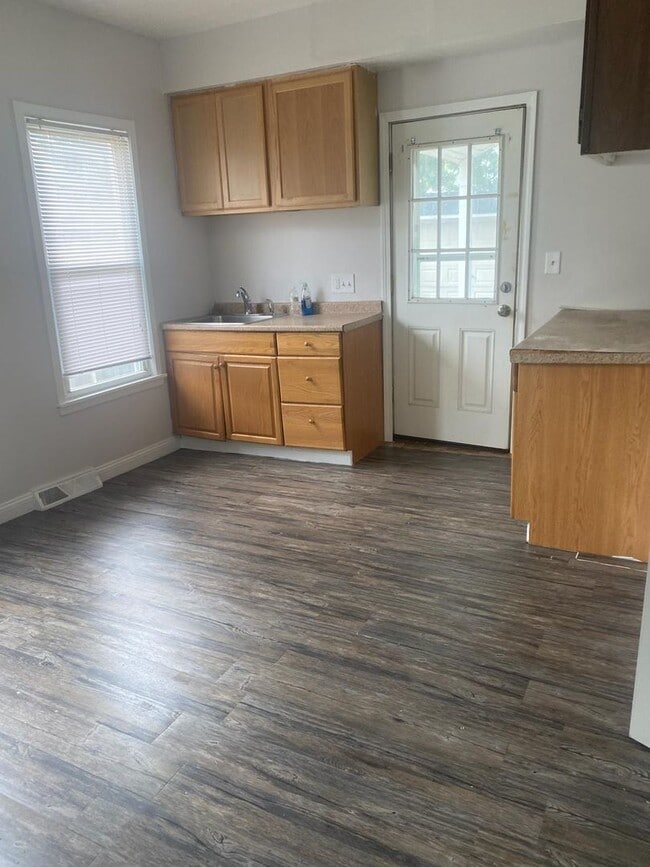 Photo - 2200 W 103rd St Unidad Down